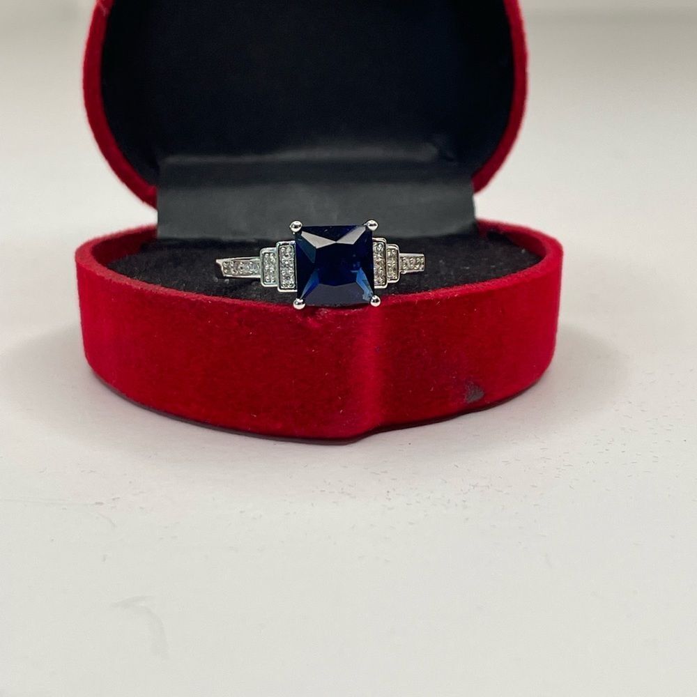 Princess-Cut Sapphire Blue Luxury Ring – Pavé Side Accents Size 6